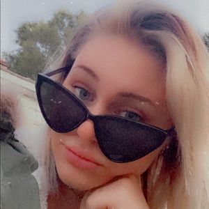 Meet your Posher, Alora